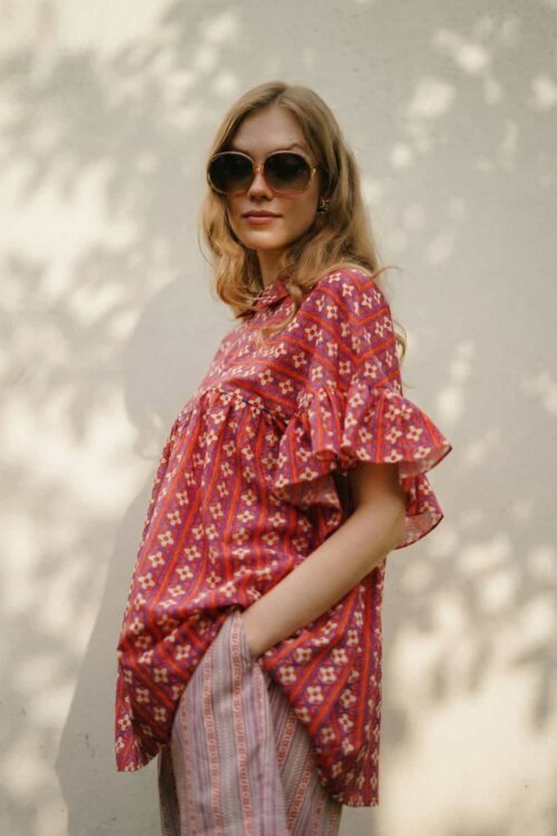 Sweet dress with vibrant floral patterns for a fresh summer look.